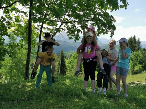 Piknik z okazji Dnia Dziecka. Gry i zabawy na łonie natury, palenie ogniska, pieczenie kiełbasek