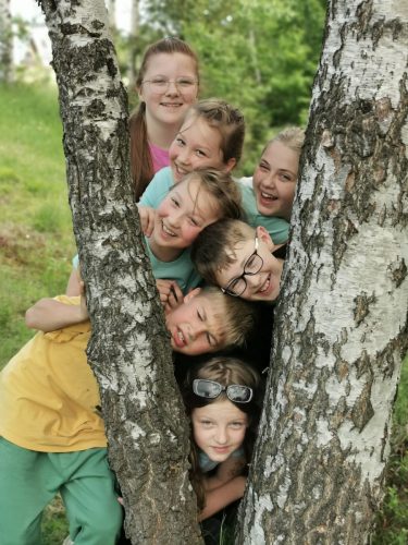 Piknik z okazji Dnia Dziecka. Gry i zabawy na łonie natury, palenie ogniska, pieczenie kiełbasek