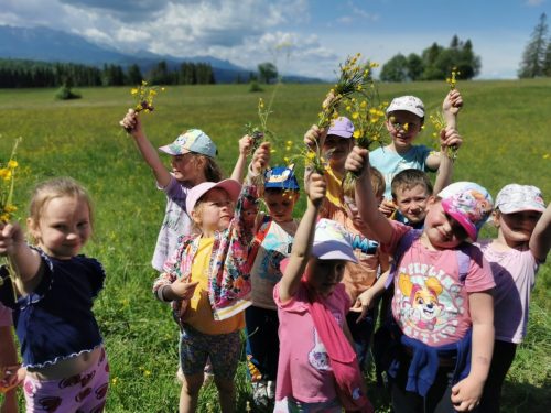 Piknik z okazji Dnia Dziecka. Gry i zabawy na łonie natury, palenie ogniska, pieczenie kiełbasek