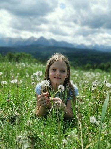 Piknik z okazji Dnia Dziecka. Gry i zabawy na łonie natury, palenie ogniska, pieczenie kiełbasek