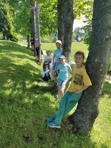 Piknik z okazji Dnia Dziecka. Gry i zabawy na łonie natury, palenie ogniska, pieczenie kiełbasek