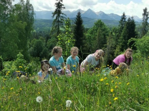 Piknik z okazji Dnia Dziecka. Gry i zabawy na łonie natury, palenie ogniska, pieczenie kiełbasek