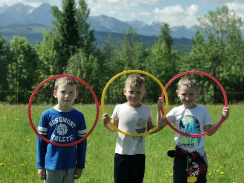 Piknik z okazji Dnia Dziecka. Gry i zabawy na łonie natury, palenie ogniska, pieczenie kiełbasek