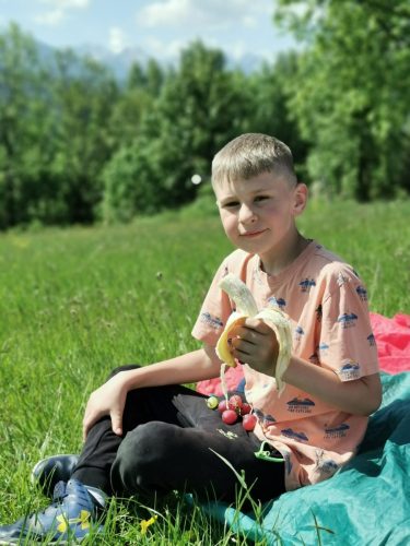 Piknik z okazji Dnia Dziecka. Gry i zabawy na łonie natury, palenie ogniska, pieczenie kiełbasek