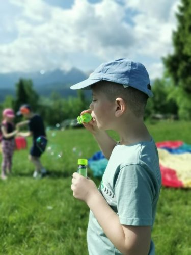 Piknik z okazji Dnia Dziecka. Gry i zabawy na łonie natury, palenie ogniska, pieczenie kiełbasek