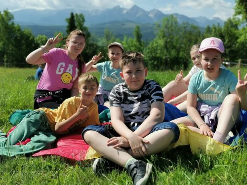 Piknik z okazji Dnia Dziecka. Gry i zabawy na łonie natury, palenie ogniska, pieczenie kiełbasek