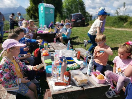 Piknik z okazji Dnia Dziecka. Gry i zabawy na łonie natury, palenie ogniska, pieczenie kiełbasek