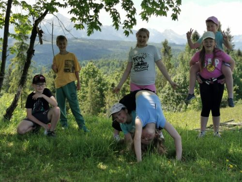 Piknik z okazji Dnia Dziecka. Gry i zabawy na łonie natury, palenie ogniska, pieczenie kiełbasek