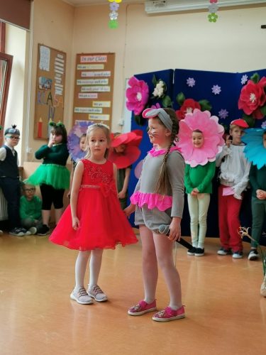 Występy uczniów z okazji Dnia Mamy i Taty