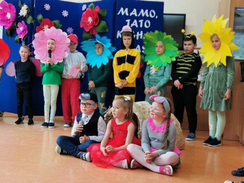 Występy uczniów z okazji Dnia Mamy i Taty