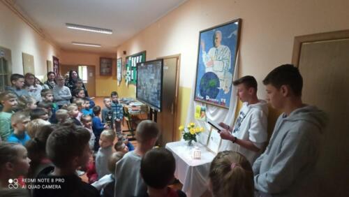 Uczniowie podczas akademii z okazji rocznicy wyboru Jana Pawła II na papieża. 