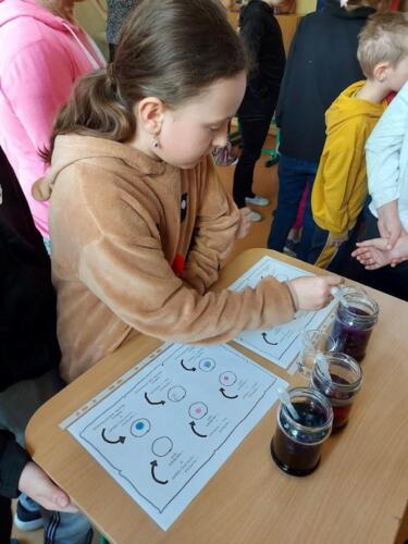 Szkolne obchody Dnia Ziemi. Uczniowie wykonują doświadczenia których głównym tematem jest woda
