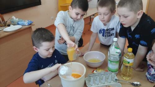Dzieci przygotowujące i jedzące gofry