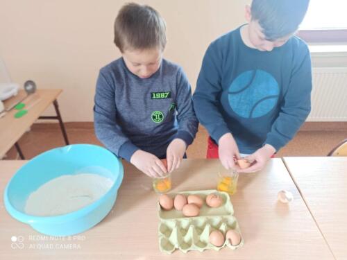 Dzieci przygotowujące i jedzące gofry
