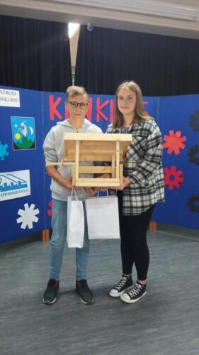 Uczniowie podczas gminnego konkursu Mały Inżynier zbudowali karmnik dla ptaków
