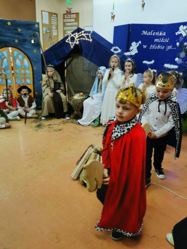 Spotkanie wigilijne. Dzieci odgrywają Jasełka, śpiewają kolędy, grają na instrumentach.