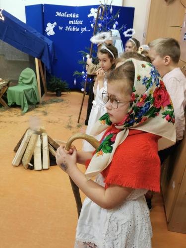 Spotkanie wigilijne. Dzieci odgrywają Jasełka, śpiewają kolędy, grają na instrumentach.