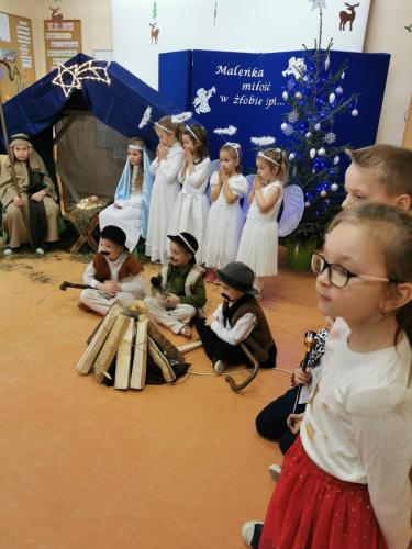 Spotkanie wigilijne. Dzieci odgrywają Jasełka, śpiewają kolędy, grają na instrumentach.