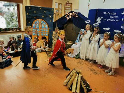 Spotkanie wigilijne. Dzieci odgrywają Jasełka, śpiewają kolędy, grają na instrumentach.