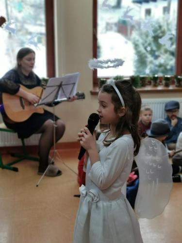 Spotkanie wigilijne. Dzieci odgrywają Jasełka, śpiewają kolędy, grają na instrumentach.