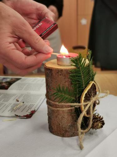 Spotkanie wigilijne. Dzieci odgrywają Jasełka, śpiewają kolędy, grają na instrumentach.