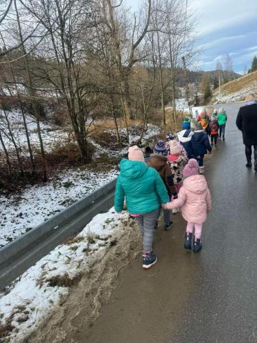 Jesienne zabawy przedszkolaków. Śpiewanie piosenek, ścieżka sensoryczna, przygotowanie jesiennych deserów, liczenie kasztanów