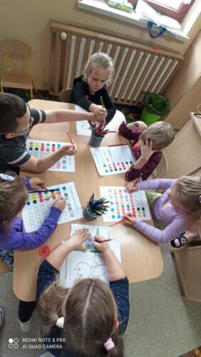 Światowy Dzień Kropki w naszej szkole. Dzieci i nauczyciele założyli ubrania w kropki. Dzieci grają w różne gry wykorzystujące ten kształt.