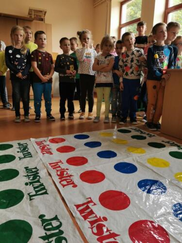 Światowy Dzień Kropki w naszej szkole. Dzieci i nauczyciele założyli ubrania w kropki. Dzieci grają w różne gry wykorzystujące ten kształt.