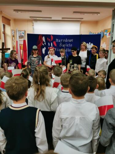 Uczniowie podczas akademii z okazji święta Niepodległości