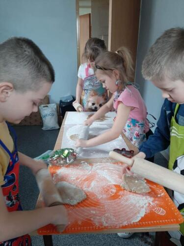 Dzieci zajęte pieczeniem pierników