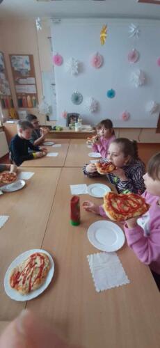 Uczniowie samodzielnie przygotowują pizzę