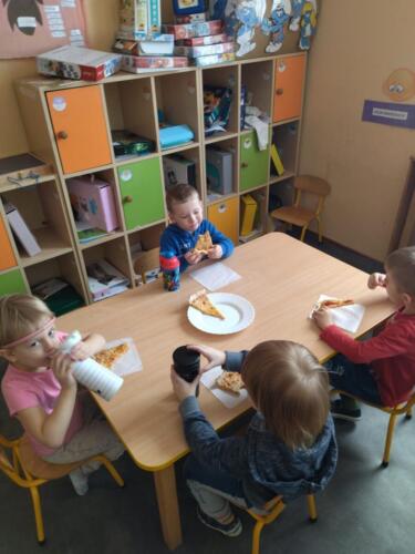 Dzieci przygotowują samodzielnie pizzę na drugie śniadanie
