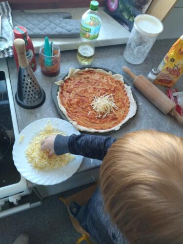 Dzieci przygotowują samodzielnie pizzę na drugie śniadanie