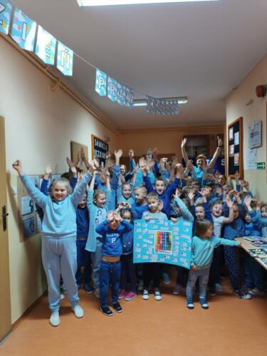 Uczniowie ubrani na niebiesko biorą udział w zajęciach na temat praw dziecka
