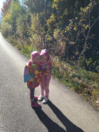 Przedszkolaczki szukają jesieni podczas wycieczki na szczyt Łapszanki