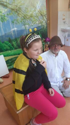 Warsztaty pszczelarskie. Dzieci słuchają opowieści o pszczołach, próbują miód i pyłek pszczeli oraz robią świeczki z wosku pszczelego