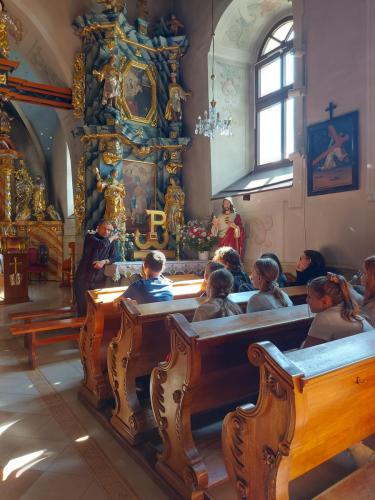 ksiądz opowiada uczniom o ks. Józefie Stanku