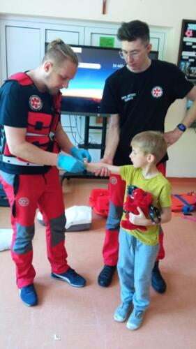 Ratownicy pokazują dzieciom jak pomaga się poszkodowanym w wypadkach