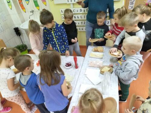 Przedszkolaki przygotowują zdrowe śniadanie