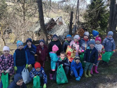 Dzieci zbierają śmieci podczas akcji #SprzątamyDlaPolski