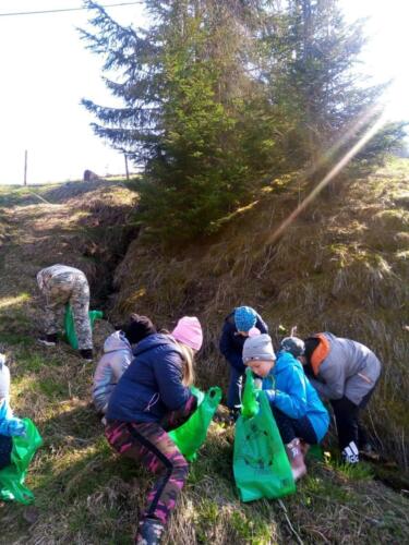 Dzieci zbierają śmieci podczas akcji #SprzątamyDlaPolski