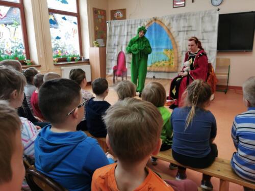 Uczniowie podczas przedstawienia