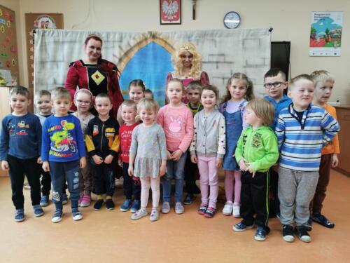 Zdjęcie uczniów z aktorami teatrzyku profilaktycznego