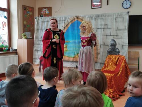 Uczniowie podczas przedstawienia