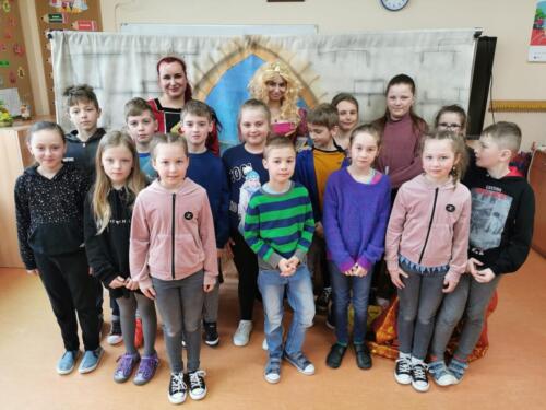 Zdjęcie uczniów z aktorami teatrzyku profilaktycznego