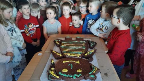 Dzieci zjadające Marzannę z ciasta