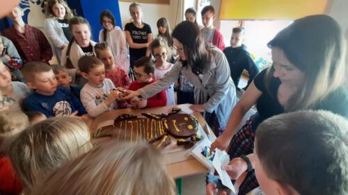 Dzieci zjadające Marzannę z ciasta