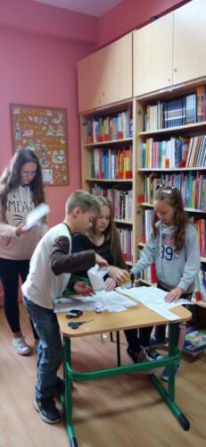 Wybory do samorządu uczniowskiego na rok szkolny 2022/23. Uczniowie samodzielnie przygotowują karty do głosowania, przeprowadzają wybory i liczą oddane głosy.