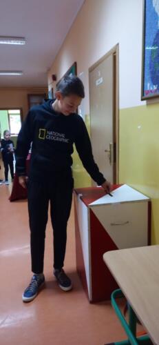 Wybory do samorządu uczniowskiego na rok szkolny 2022/23. Uczniowie samodzielnie przygotowują karty do głosowania, przeprowadzają wybory i liczą oddane głosy.