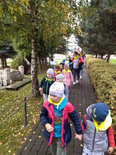 Dzieci w czasie wycieczki do parku miniatur w Inwałdzie. 
